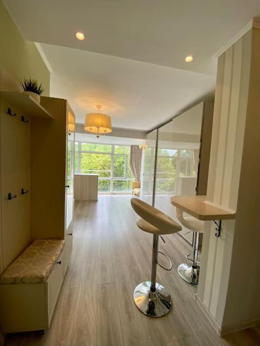 Downtown Studio - Ultra Central With Park View Bukares Bagian luar foto