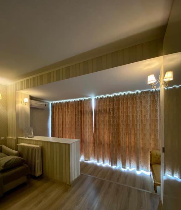 Downtown Studio - Ultra Central With Park View Bukares Bagian luar foto